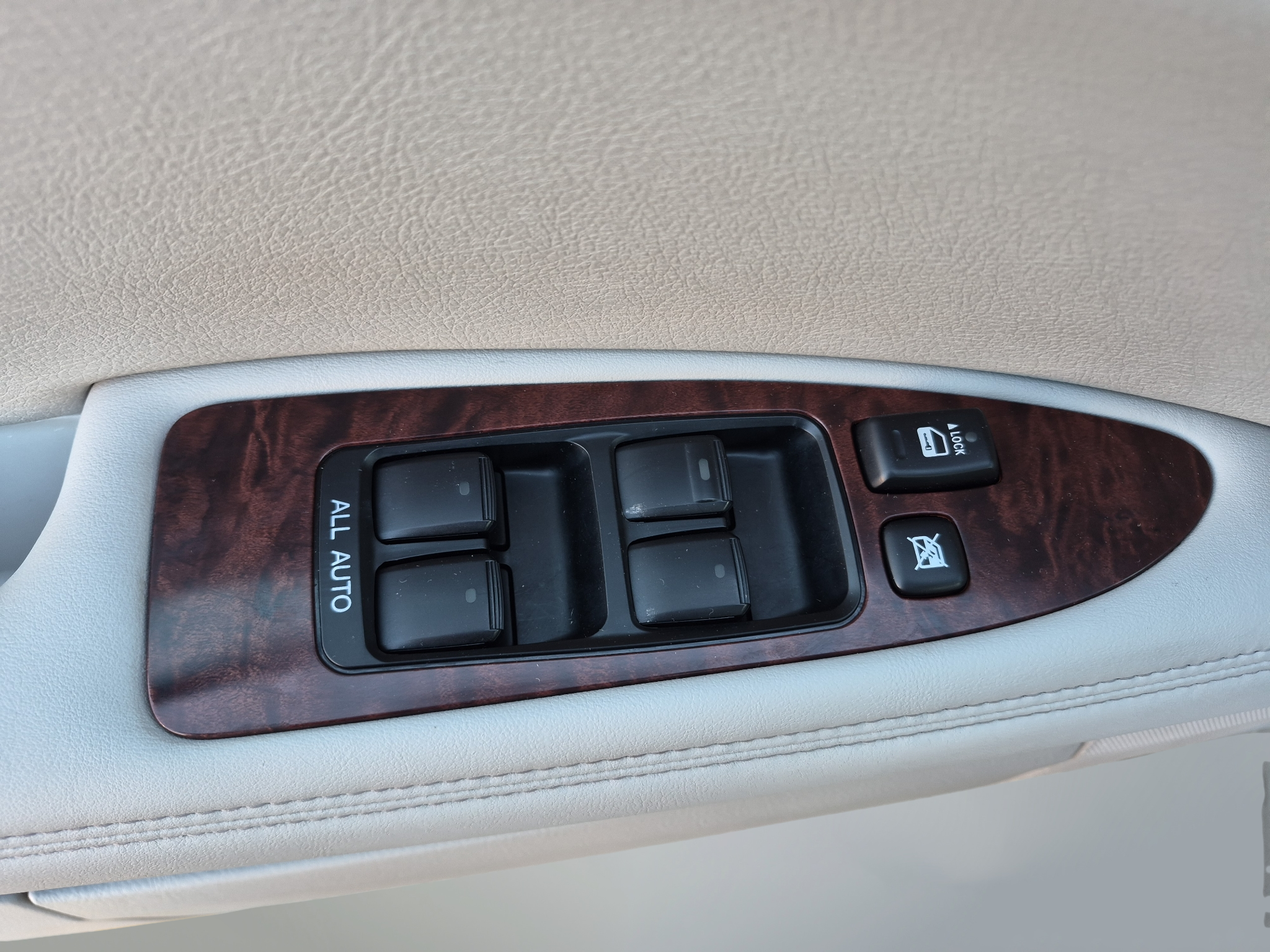 2011 Toyota Avalon 4dr Sdn (Natl)