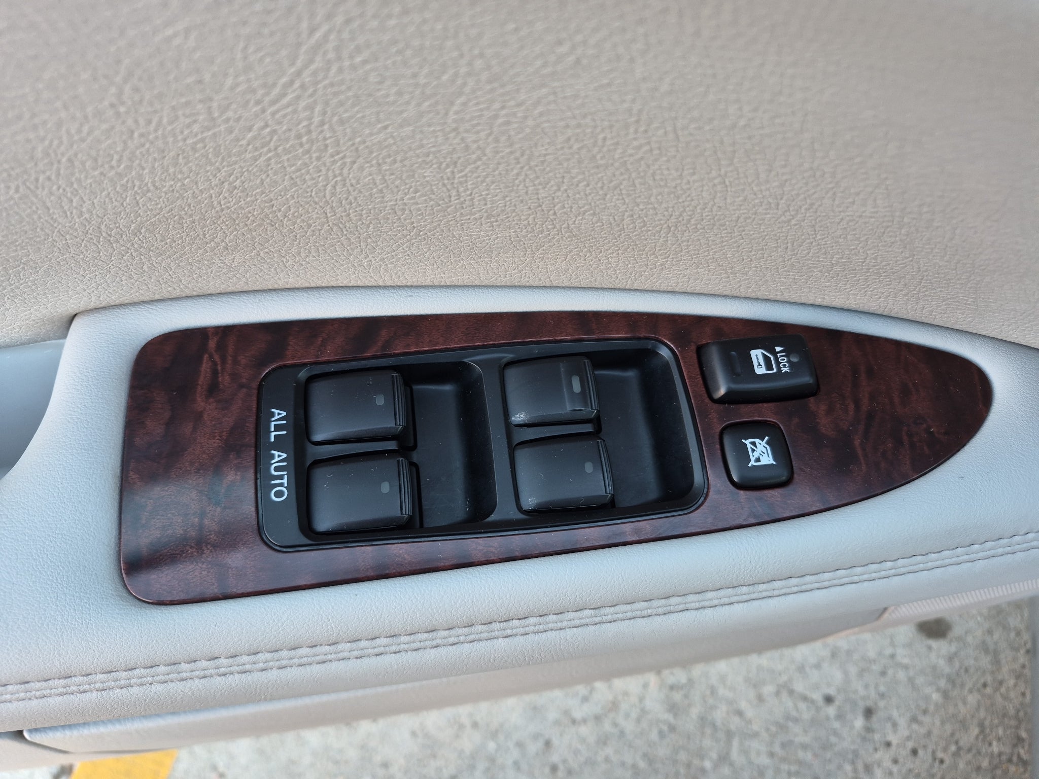 2011 Toyota Avalon 4dr Sdn (Natl)