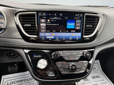 2027 Chrysler Pacifica Select