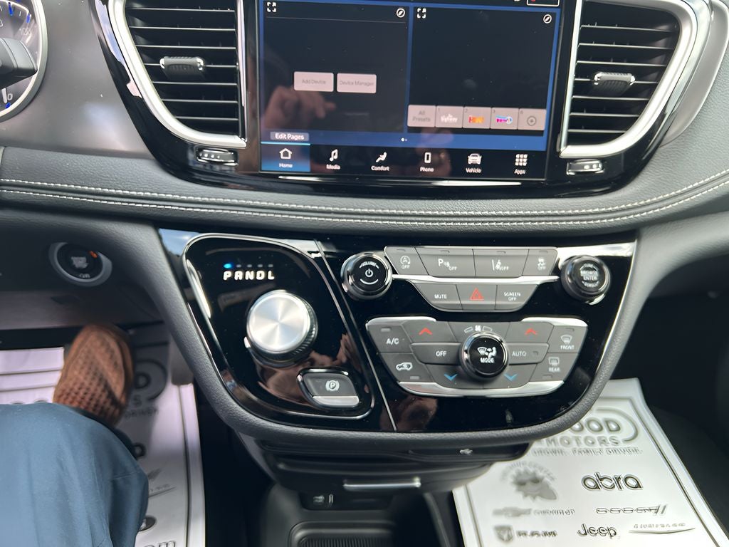 2026 Chrysler Pacifica Select